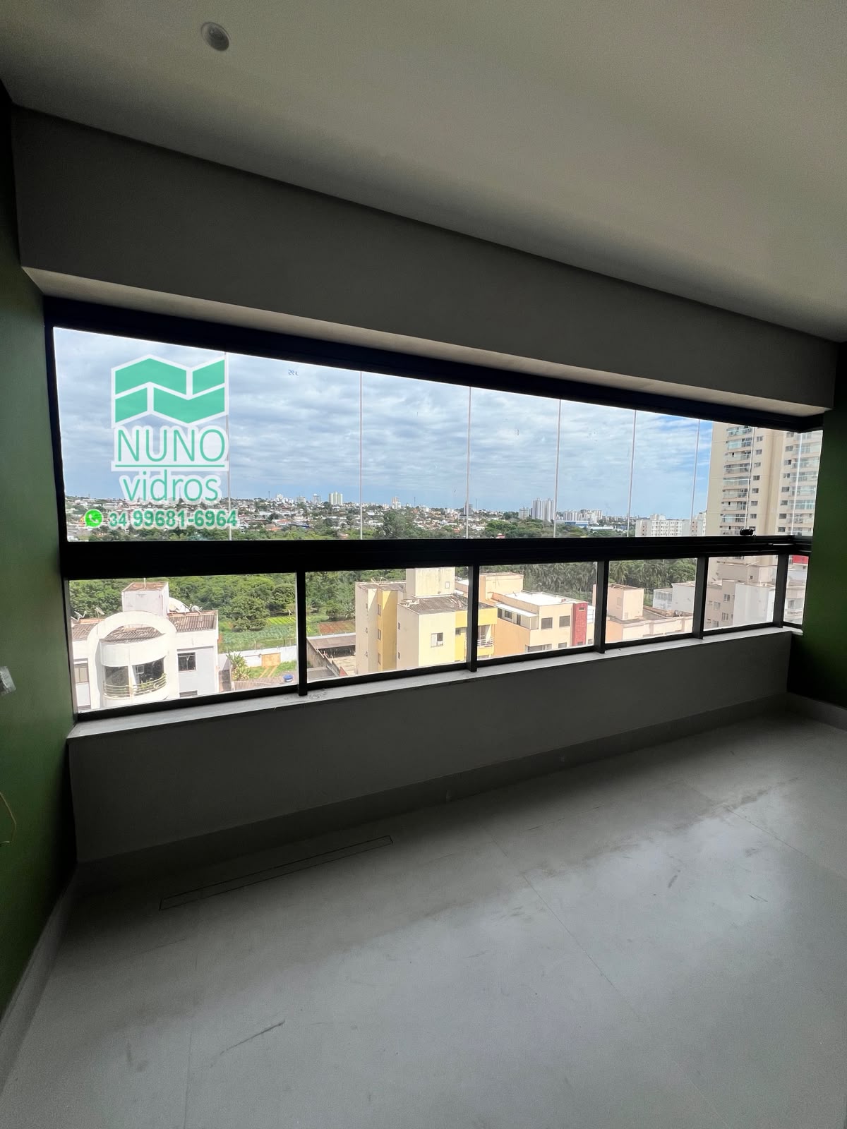 Sacada envidraçada com cortina de vidro fechada - vista da cidade