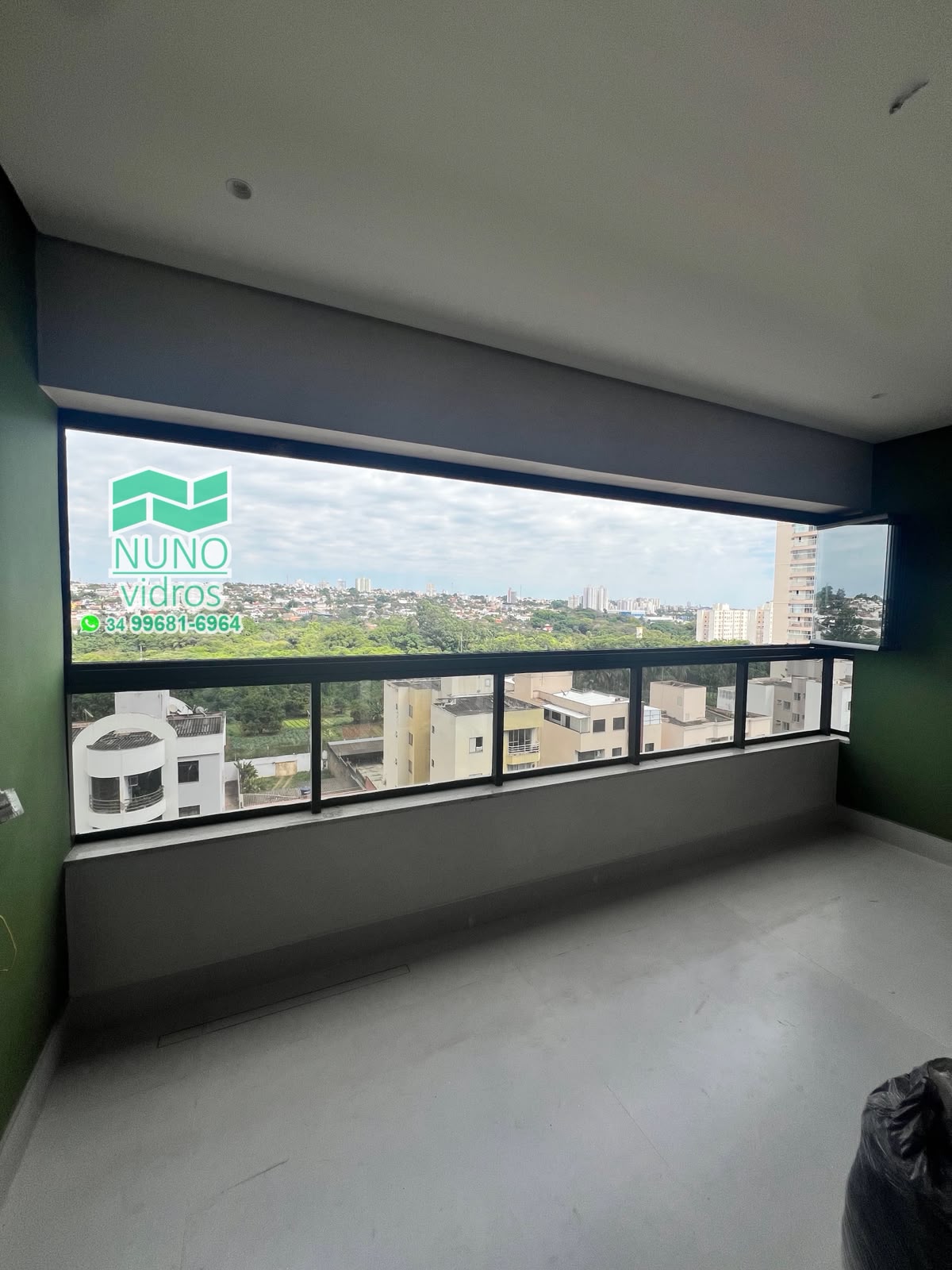 Cortina de vidro com painéis recolhidos - sacada aberta