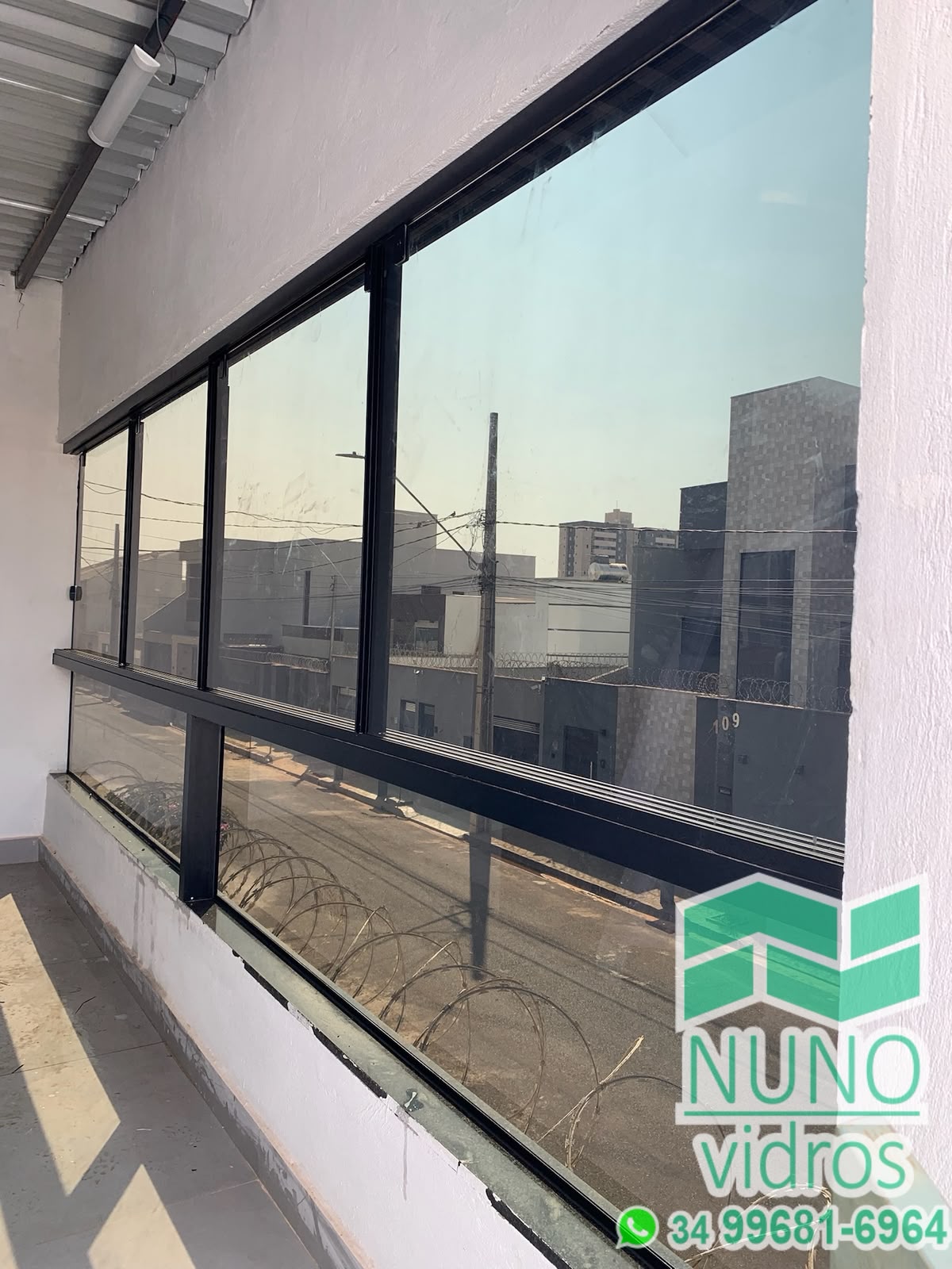 Película film fumê aplicada em janelas