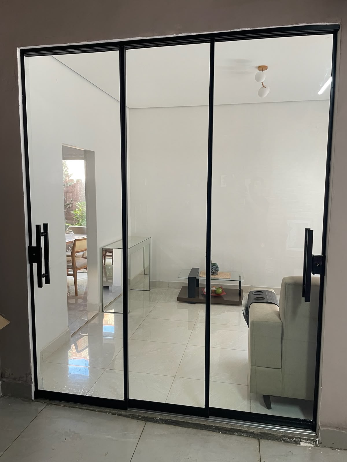 Porta deslizante Light Holder preta em divisória de sala
